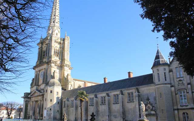 cathédrale-de-lucon-hotel